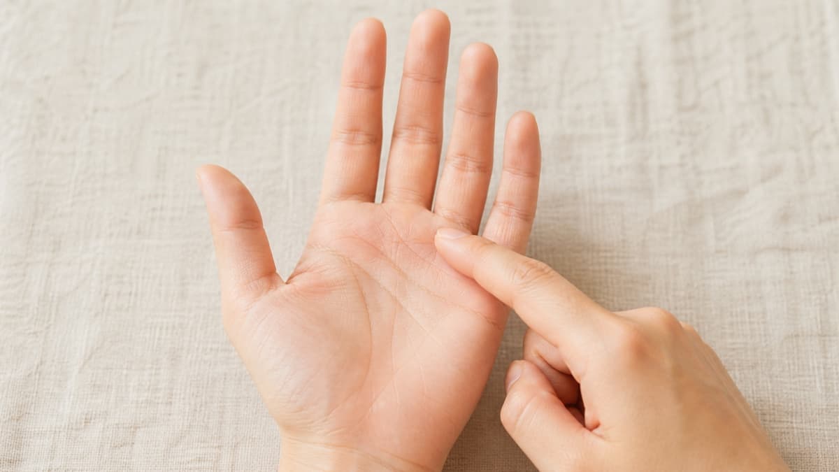 自然光の下で感情線より上にある浅い弧を観察している手のひら