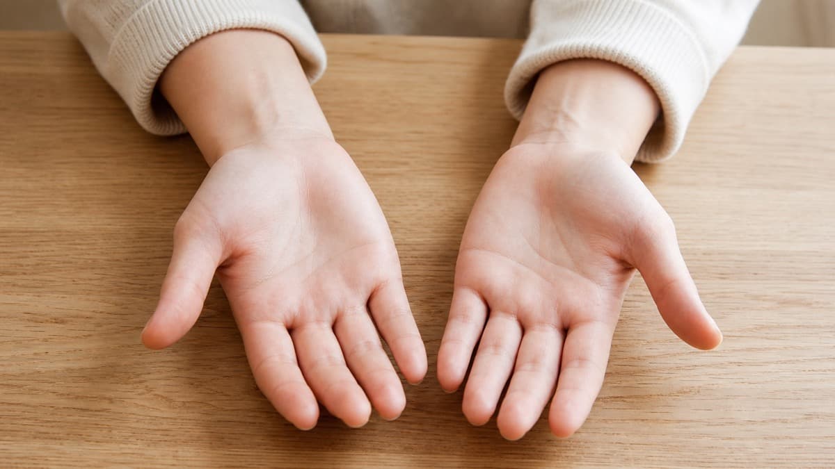 自然光の下で手のひらのふくらみを観察している様子