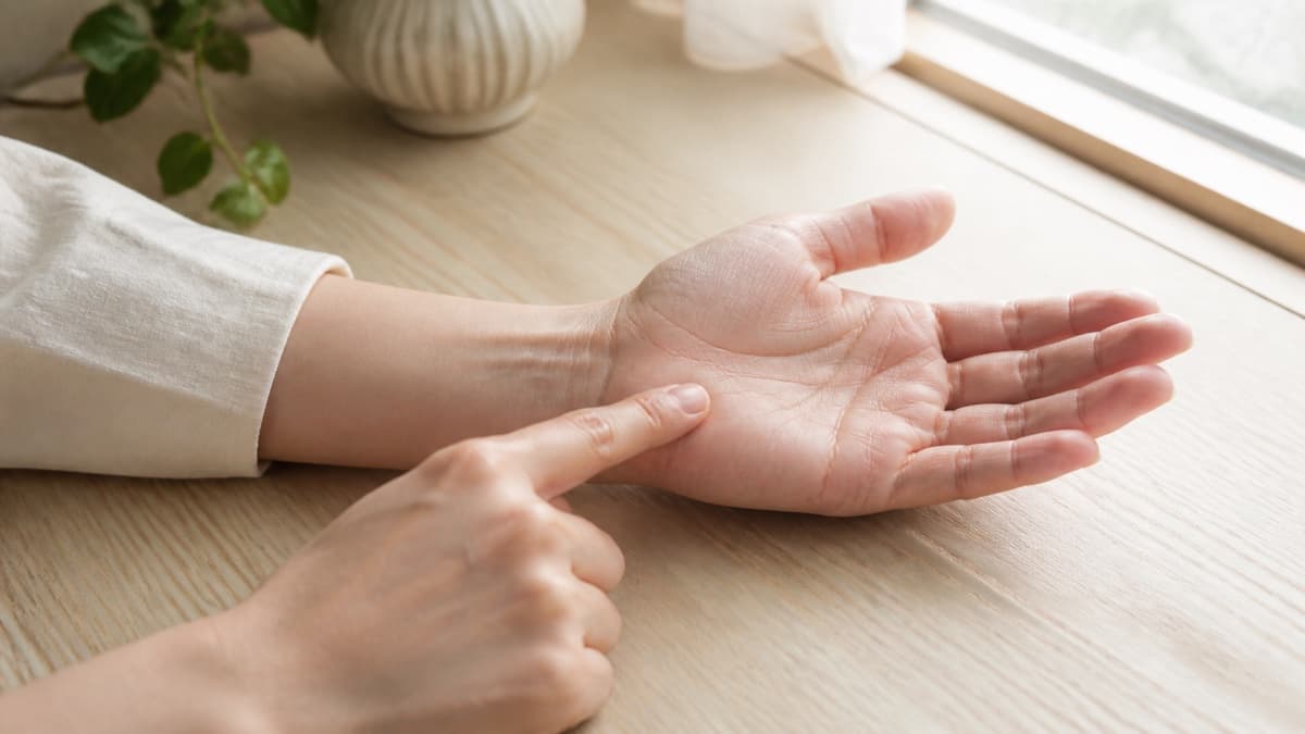 自然光の下で手のひらを同じ方向へ並んで伸びる二本の線を観察している様子